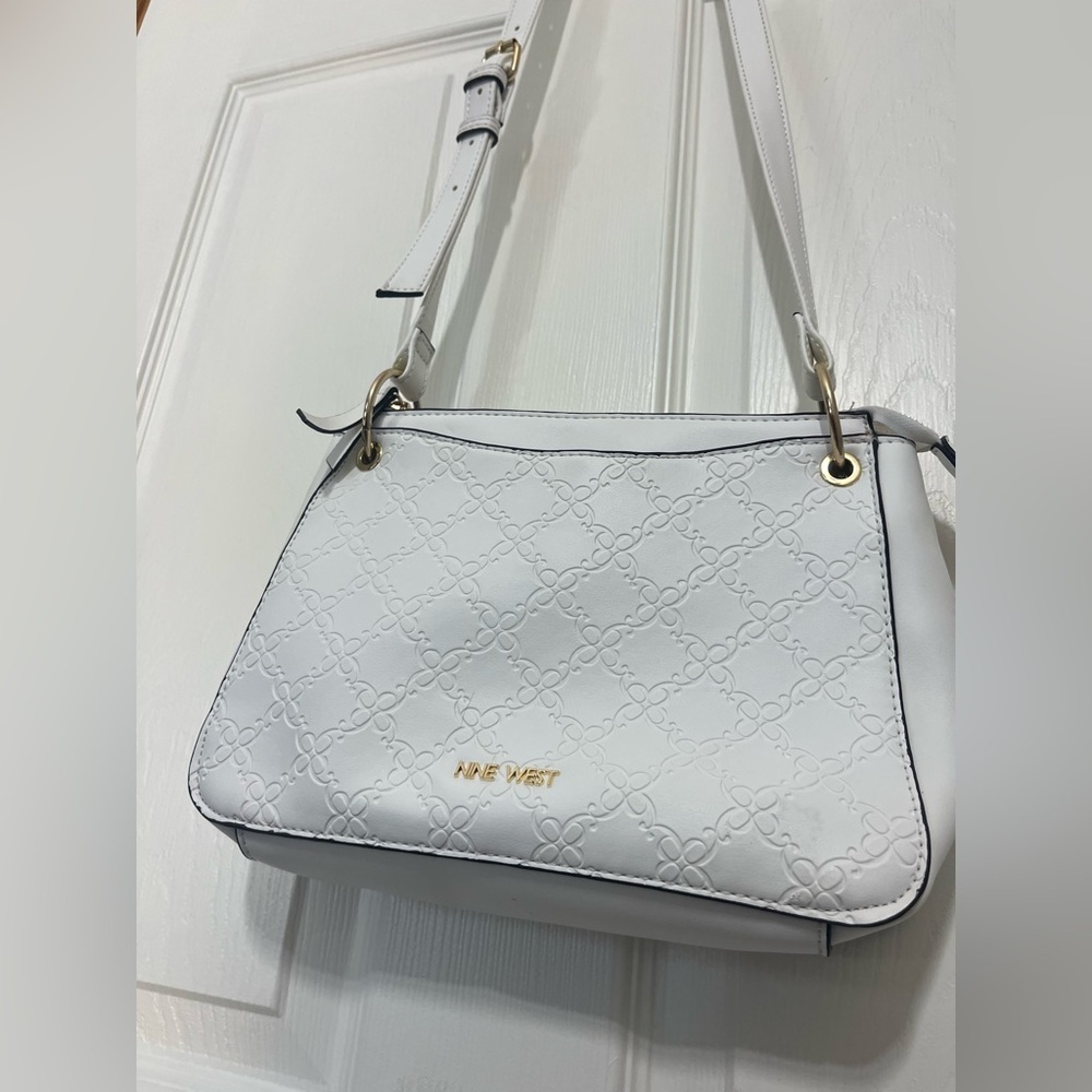 Nine West Quilted White Crossbody Bag – Gold Hardware Used in great condition